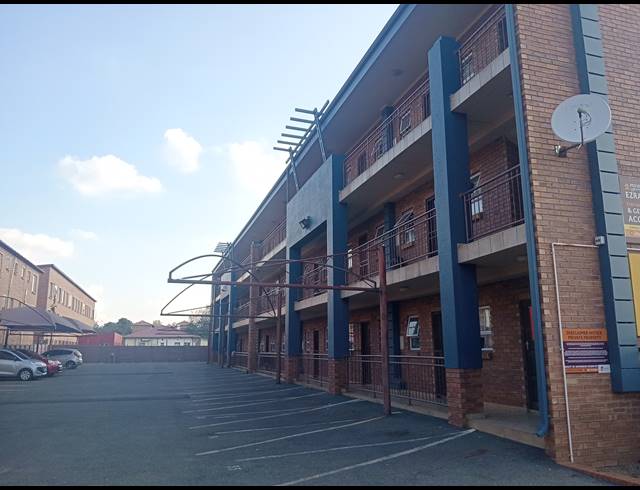 1 BEDROOM FLAT FOR SALE IN KEMPTON PARK AH